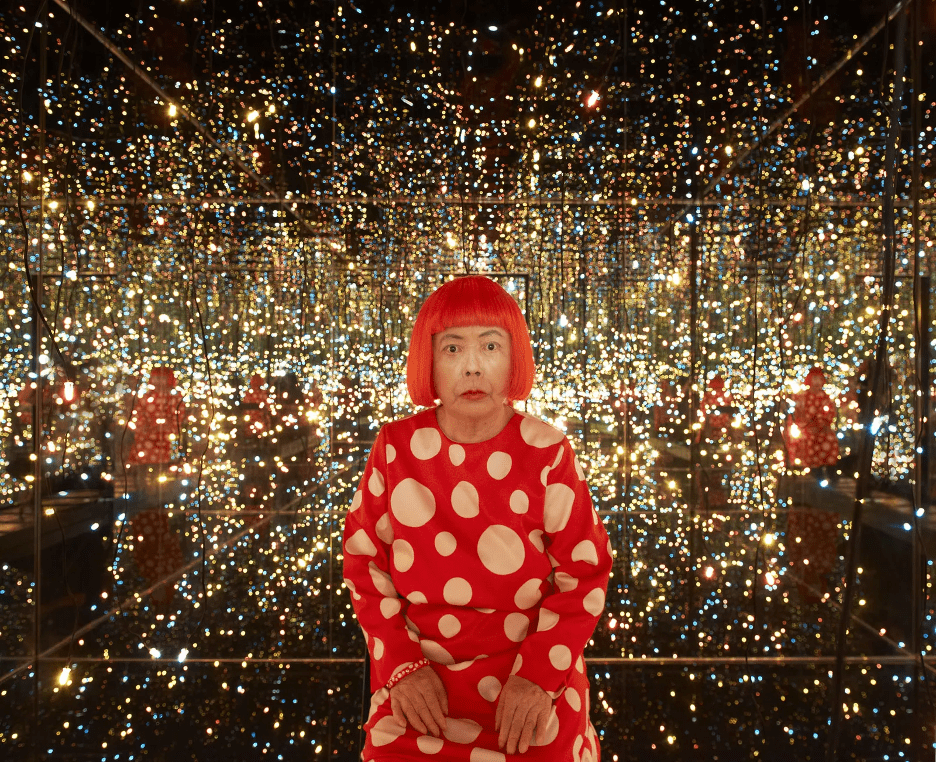© YAYOI KUSAMA, “FIREFLIES ON THE WATER” (2002). WHITNEY MUSEUM OF AMERICAN ART, NEW YORK. Photo by JASON SCHMIDT. | Source: vanityfair.it 